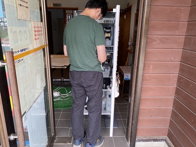 御宿の市営プールで券売機のメンテナンスを行ってる画像