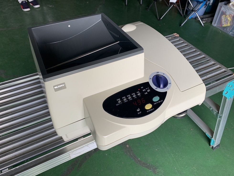 GLORY硬貨計数機CN-20の全体画像（斜め45°から撮影）