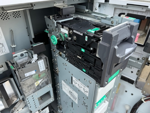 グローリーVT-T21の紙幣払い出し部分を本体から切り離し撮影