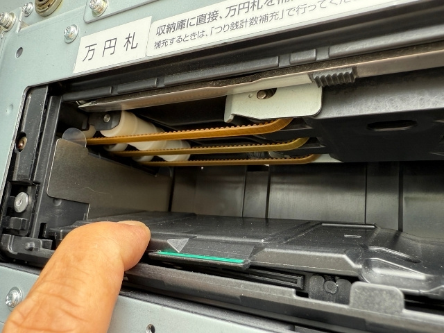グローリーVT-T21の入金ユニット搬送ベルトを撮影