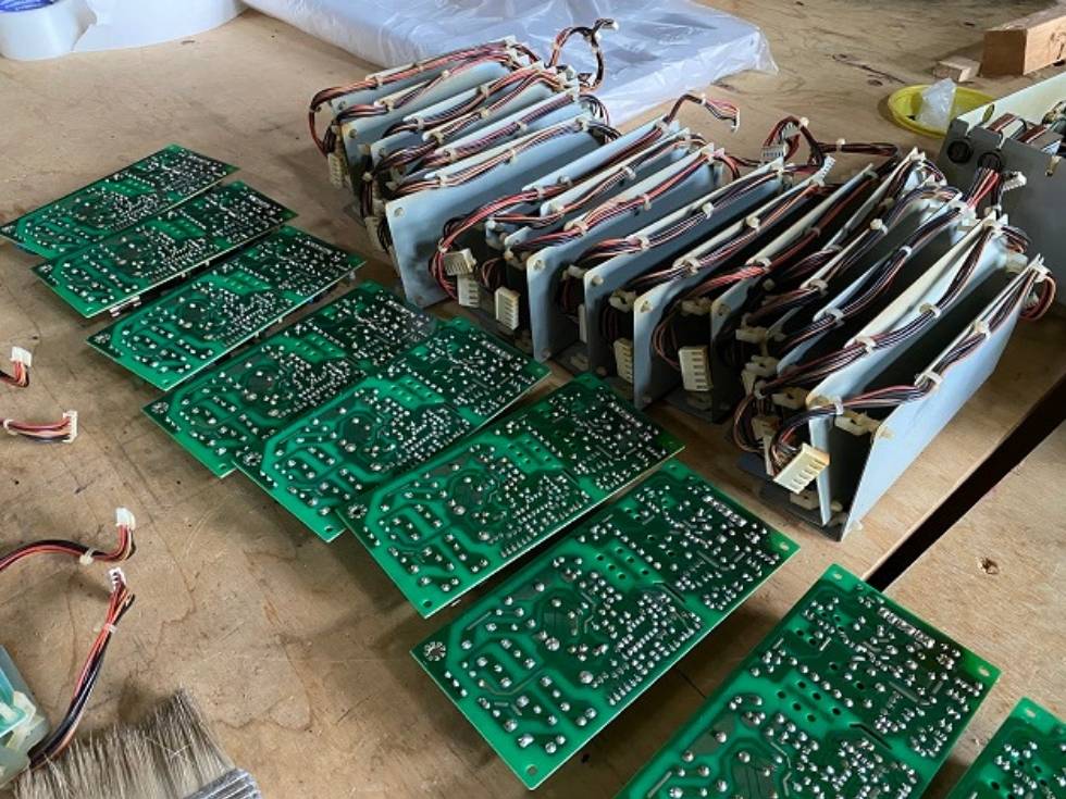 スリム両替機の電源基盤をまとめて修理してる画像