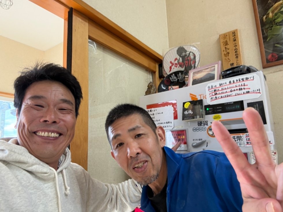 飲食店ラーメン屋のオーナーと券売機VT-B20を導入したときの写真
