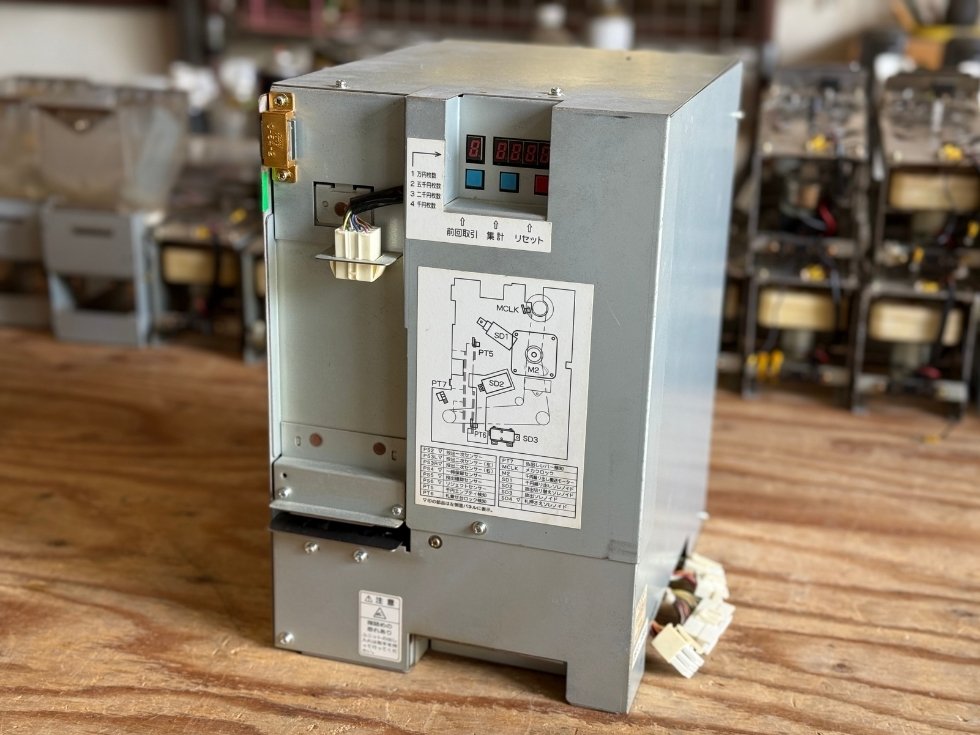 中古両替機ERD-20Qの1000円払い出し部を斜めから撮影した画像
