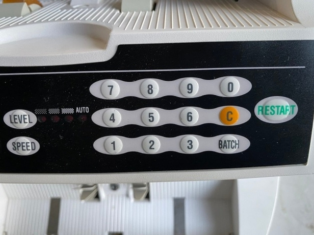 GLORY中古計数機GFB-80のテンキーを撮影してます。