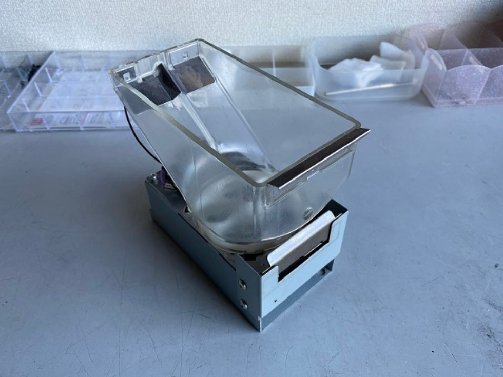 スリム両替機のメダルホッパーを撮影