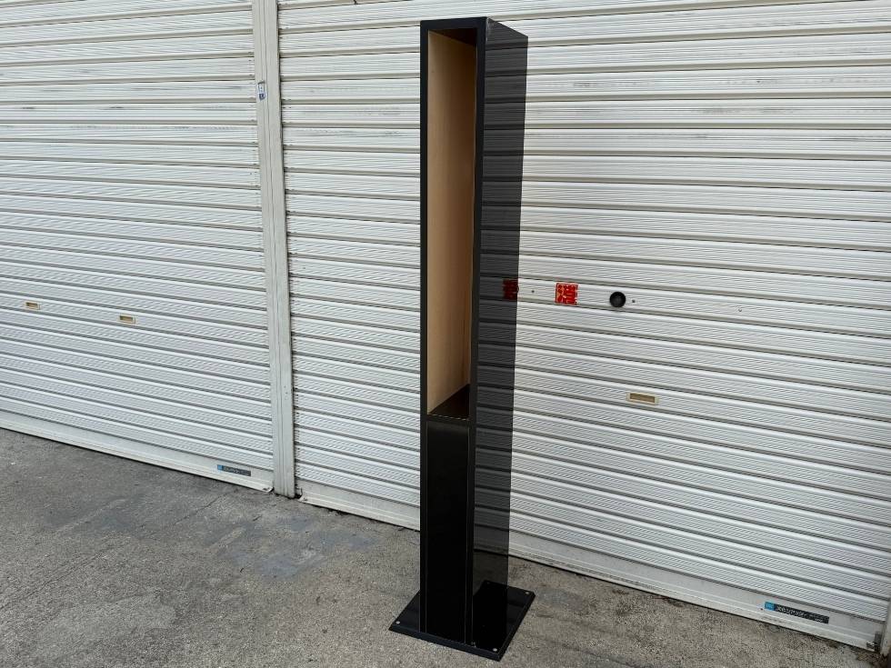 スリム両替機の専用架台を斜めから撮影