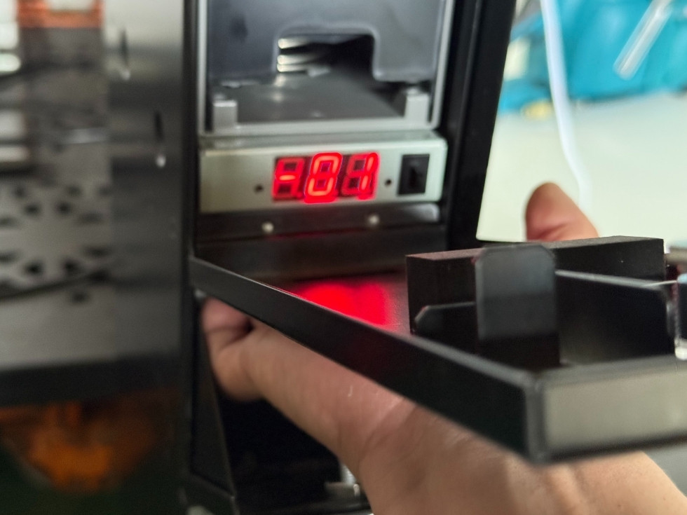 スリム両替機CSD-3の払い出し枚数の設定変更を撮影