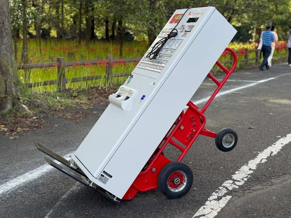 ベンダートラックで運搬する大型券売機