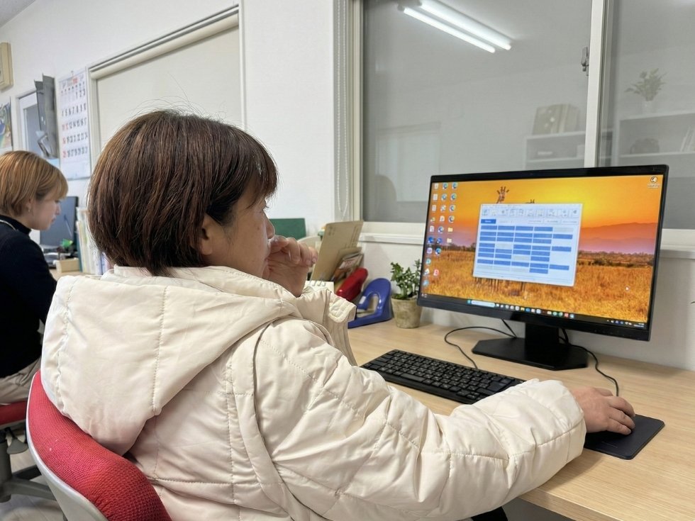 券売機のメニュー設定をサポートするアトラスの女性スタッフ・亀山と中森