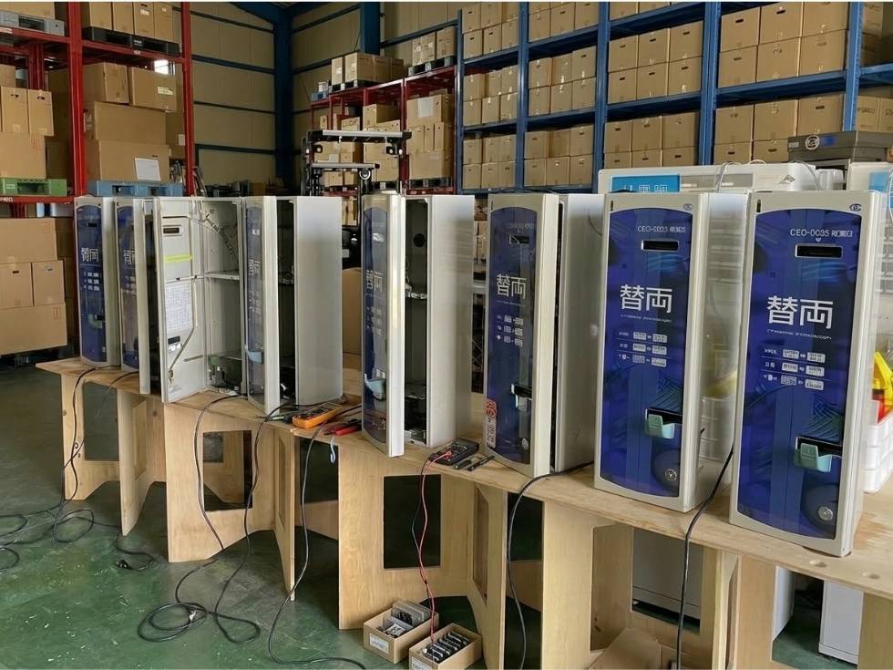 グローリー両替機ERD-20Qが8台並んでいる画像