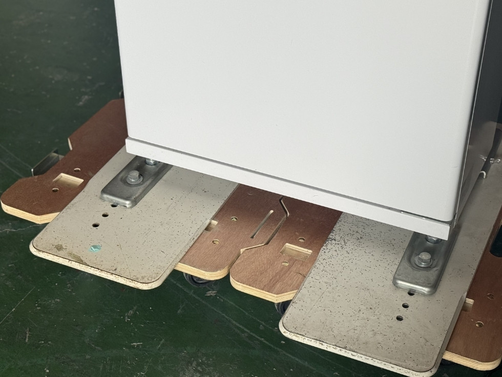 訳あり券売機・塗装の剥げた転倒防止板部分