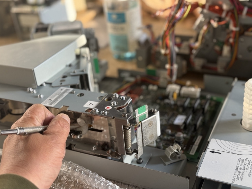 VT-B20の発券部を分解整備してる風景