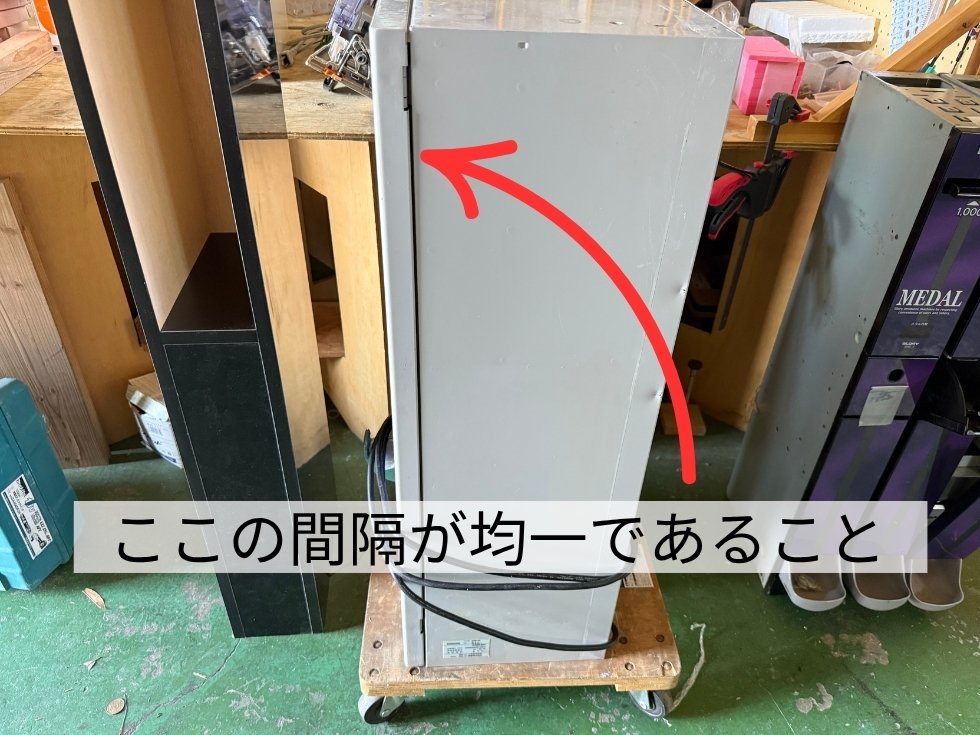 両替機のドアを側面から撮影した画像・開閉部の異常を判断するために撮影