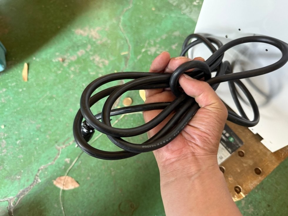 ERD-20Qの電源コードを束ねて撮影